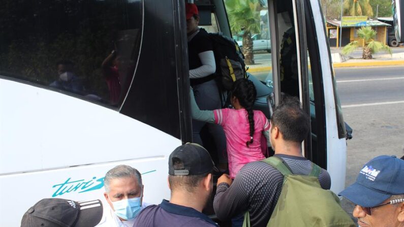 Migrantes de diferentes nacionalidades se suben a un autobús después de ser detenidos, imagen de archivo. EFE/Juan Manuel Blanco