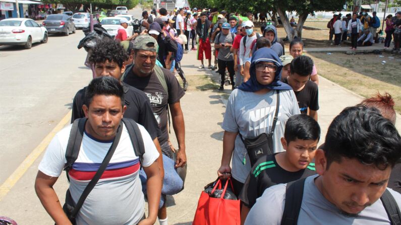 Migrantes centroamericanos se entregaron este domingo a personal del Instituto Nacional de Migración (INM), en la ciudad de Tapachula, en el estado de Chiapas, México. (EFE/Juan Manuel Blanco)
