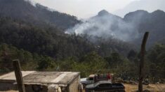 México vigila incendio en norte del país que podría salirse de control