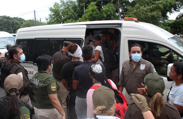 Autoridades migratorias mexicanas disuelven caravana de migrantes centroamericanos en Tapachula, estado de Chiapas (México), el 28 de abril de 2022. EFE/Juan Manuel Blanco
