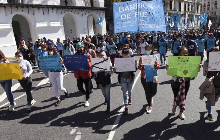 Miles de personas marchan durante una jornada de protestas el 13 de abril en Buenos Aires, Argentina. EFE/Matías Martín Campaya