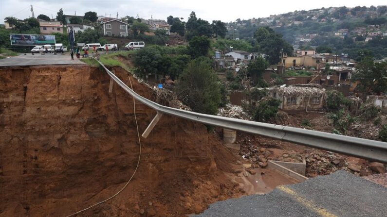 Fotografía del 12 de abril de 2022 de las inundaciones en Durban (Sudáfrica). EFE/EPA/STR