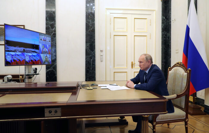 El presidente ruso Vladimir Putin observa el lanzamiento de prueba del misil balístico intercontinental Sarmat desde el cosmódromo de Plesetsk, en la región de Arkhangelsk, a través de una videoconferencia, en el Kremlin de Moscú, Rusia, el 20 de abril de 2022. Rusia realizó el primer lanzamiento de un misil balístico intercontinental (ICBM) Sarmat en el marco de las pruebas estatales.  (EFE/EPA/MIKHAIL KLIMENTYEV / KREMLIN POOL / CREDITO SPUTNIK)