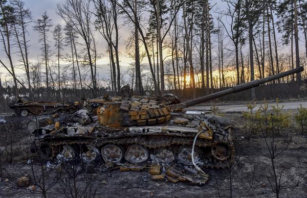 Un tanque ruso capturado por el ejército ucraniano. EFE/EPA/OLEG PETRASYUK
