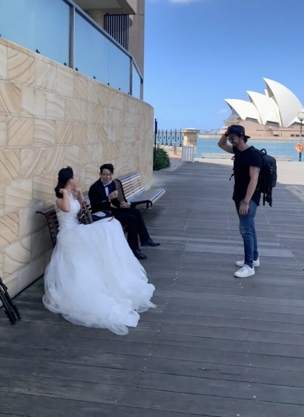 Felipe Villegas Múnera se acerca a Irene y Stephen para una sesión de fotos de boda gratuita. (Cortesía de Felipe Villegas Múnera)