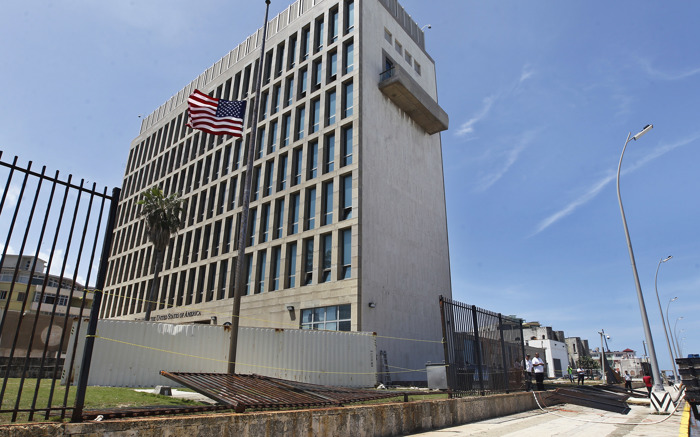 Vista de la embajada de Estados Unidos en Cuba, en una fotografía de archivo. EFE/Ernesto Mastrascusa