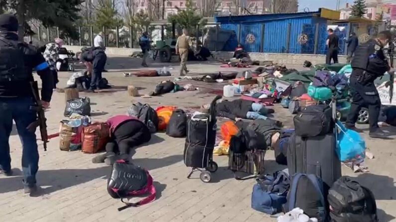 Una vista de la escena después de un ataque a una estación de tren en el este de Ucrania el 8 de abril de 2022. EFE/EPA/Donetsk Regional State administration 