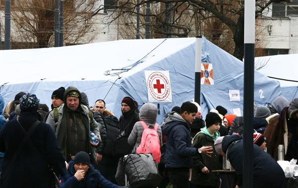 Imagen de archivo de un campamento de Cruz Roja para desplazados en Leópolis, Ucrania. EFE /Manuel Lorenzo
