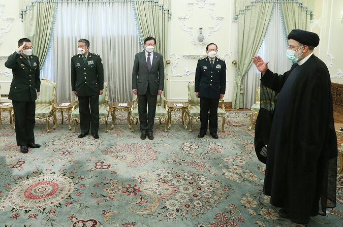 Una foto distribuida por la Oficina Presidencial de Irán muestra al presidente iraní, Ebrahim Raisi (der.), y al ministro de Defensa de China, el general Wei Fenghe (2-der.), durante su reunión en Teherán, Irán, el 27 de abril de 2022. (EFE/EPA/Oficina Presidencial de Irán)