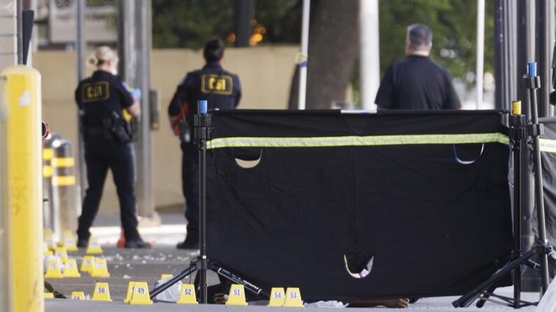 Policías investigan en la escena de un tiroteo en Sacramento, California (EE.UU.), el 3 de abril de 2022. EFE/Peter Dasilva/Archivo