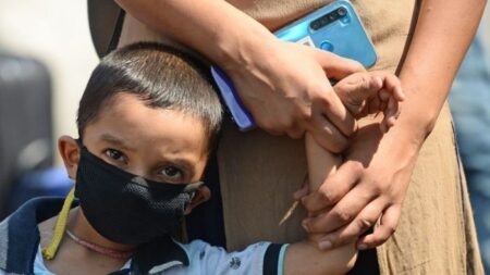 Conductor de autobús desvía su ruta para salvar la vida de un niño