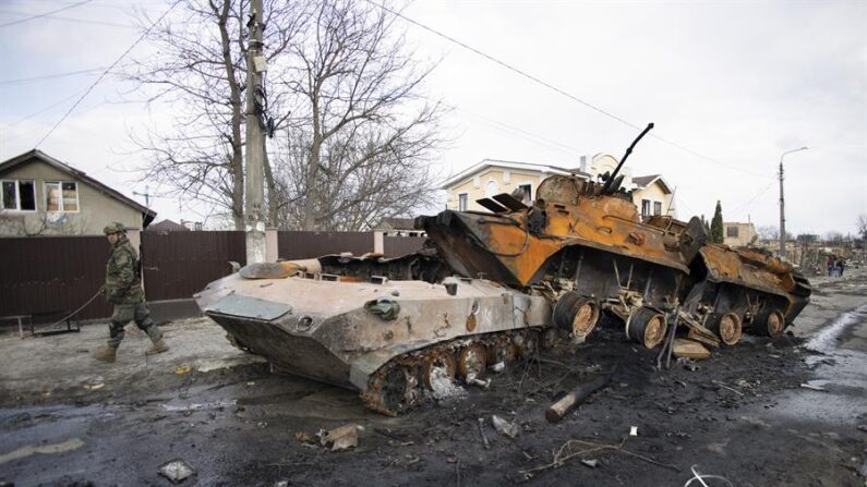 Una vista general de una calle con maquinaria militar rusa destruida se ve en la ciudad recapturada por el ejército ucraniano Bucha cerca de Kyiv (Kiev), Ucrania, 04 de abril de 2022. (EFE/EPA/STANISLAV KOZLIUK)