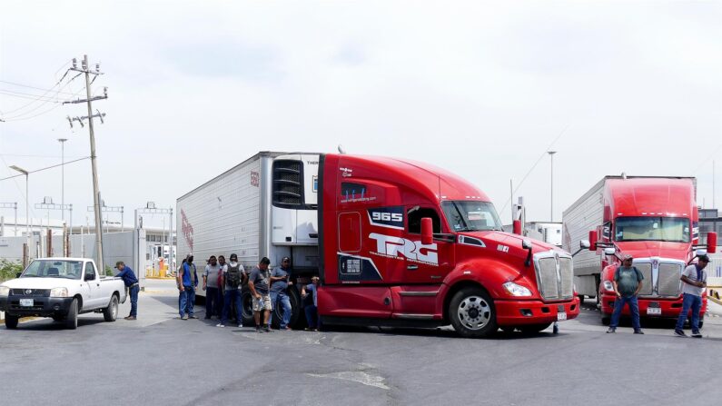 Transportistas bloquean el Puente Internacional Reynosa-Pharren como protesta a las intensas revisiones a la que son sometidos por parte de autoridades estadounidenses y que los obligan a estar varados hasta 16 horas, hoy en la ciudad de Reynosa, estado de Tamaulipas, México. (EFE/Martín Juárez)