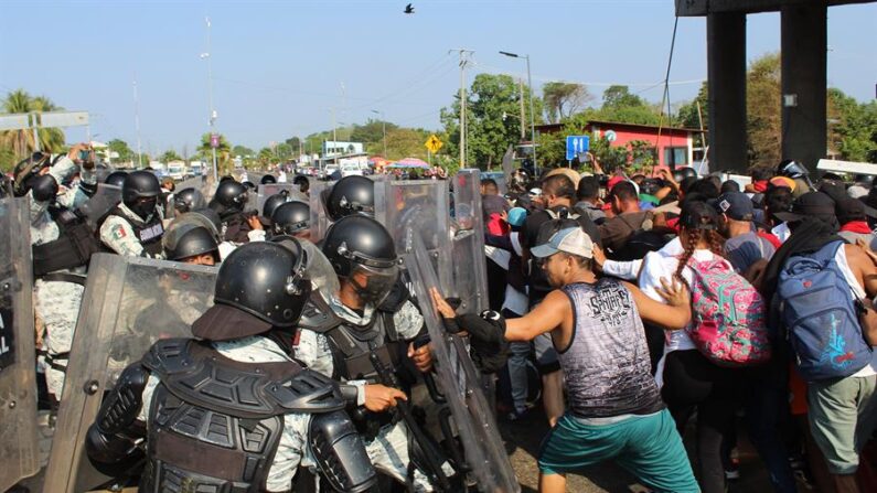 Miembros de la Guardia Nacional chocan el 01 de abril de 2022 con migrantes en la ciudad de Tapachula, estado de Chiapas (México). (EFE/Juan Manuel Blanco)