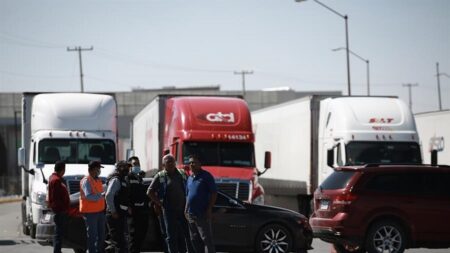 Camioneros protestan por largo tiempo de espera en frontera México-EE.UU. y estricta inspección