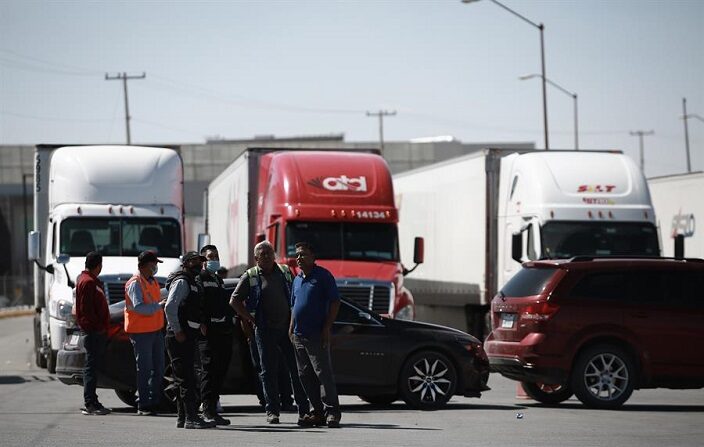 Transportistas hacen fila para ser inspeccionados, en el Puente Internacional Zaragoza, en ciudad Juárez, el 12 de abril de 2022, en el estado de Chihuahua (México). (EFE/Luis Torres)
