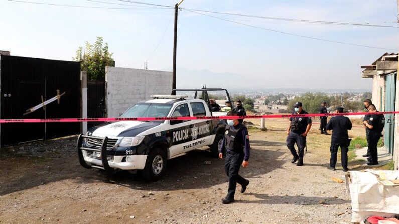 Soldados y policías municipales resguardan la zona donde fueron hallados ocho cuerpos el 11 de abril de 2022, en el municipio de Tultepec, Estado de México (México). EFE/Str