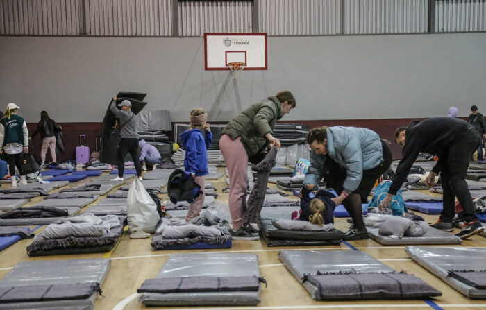 Migrantes ucranianos se instalan en un campamento improvisado en la Garita de San Ysidro, en Tijuana, estado de Baja California, México, el 2 de abril de 2022. (EFE/Joebeth Terriquez)