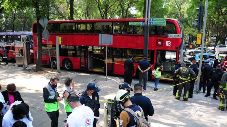 Rescatistas y autoridades trabajan en la zona donde ocurrió un choque entre dos autobuses de transporte público, en una de las principales avenidas de Ciudad de México (México). EFE/ Madla Hartz