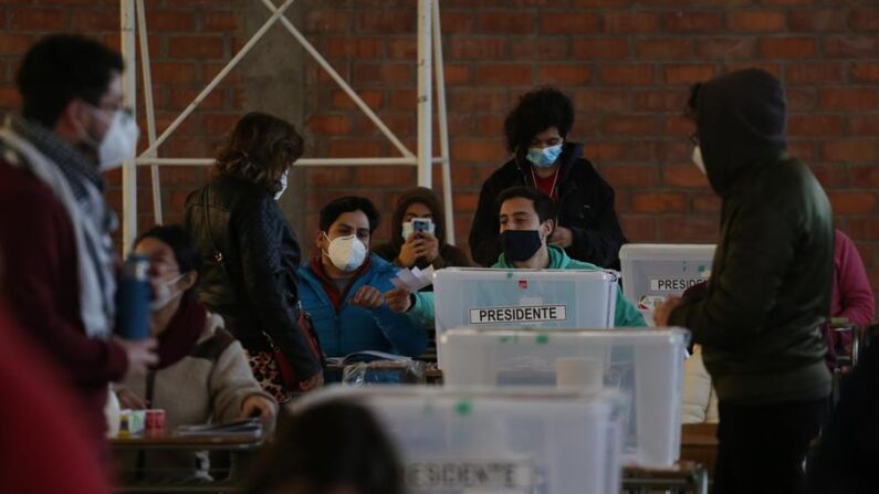 Fotografía de archivo de personas mientras votan en Santiago de Chile (Chile). EFE/ Elvis González