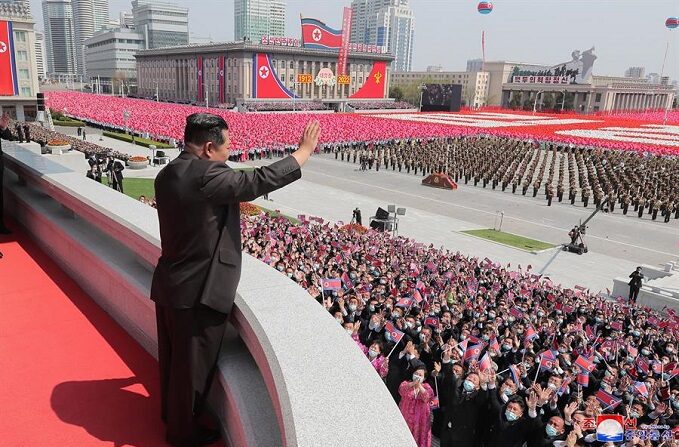 Una foto difundida por la Agencia Central de Noticias de Corea del Norte (KCNA) muestra al líder norcoreano Kim Jong Un saludando mientras asiste a una reunión nacional y a una procesión pública que conmemora el 110 aniversario del nacimiento del difunto fundador del país, Kim Il Sung, en la plaza Kim Il Sung en Pyongyang, Corea del Norte, el 15 de abril de 2022. (EFE/EPA/KCNA)
