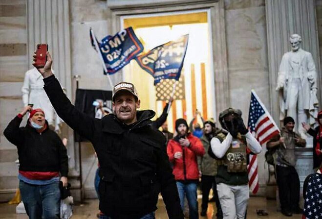 Jeffrey Alexander Smith en el interior del Capitolio el 6 de enero de 2021. Fue condenado a 90 días de cárcel por un cargo de pasear, manifestarse o hacer piquetes. (Departamento de Justicia de EE.UU./Screenshot vía The Epoch Times)
