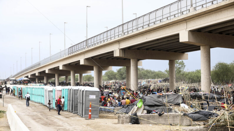 Miles de inmigrantes ilegales, en su mayoría haitianos, viven en un campamento improvisado bajo el puente internacional que cruza el Río Grande entre Estados Unidos y México mientras esperan ser detenidos y procesados por la Patrulla Fronteriza, en Del Río, Texas, el 21 de septiembre de 2021. (Charlotte Cuthbertson/The Epoch Times)