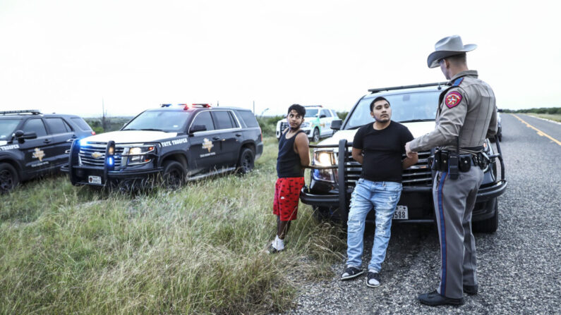 Tropas del Estado de Texas arrestan a dos ciudadanos estadounidenses que transportaban a tres extranjeros ilegales a San Antonio, en el condado de Kinney, Texas, el 20 de octubre de 2021. (Charlotte Cuthbertson/The Epoch Times)