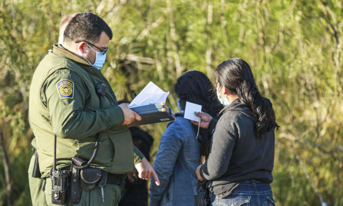 Agentes de la Patrulla Fronteriza detienen a inmigrantes ilegales que cruzaron a EE.UU. por el Río Bravo de México, en La Joya, Texas, el 14 de enero de 2022. (Charlotte Cuthbertson/The Epoch Times)
