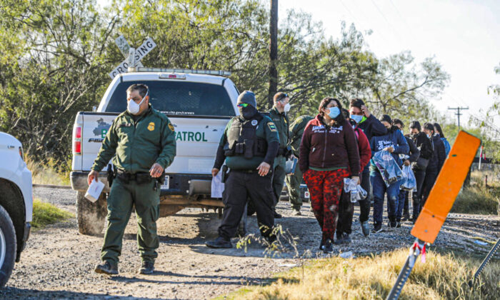 Agentes de la Patrulla Fronteriza detienen a inmigrantes ilegales después de cruzar el Río Grande desde México hacia Estados Unidos, en La Joya, Texas, el 14 de enero de 2022. (Charlotte Cuthbertson/The Epoch Times)