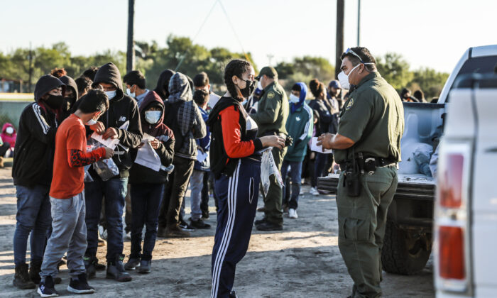 Los agentes de la Patrulla Fronteriza detienen y transportan a inmigrantes ilegales que acaban de cruzar el río hacia La Joya, Texas, el 17 de noviembre de 2021. (Charlotte Cuthbertson/The Epoch Times)