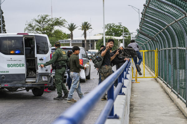 Un agente de la Patrulla Fronteriza suelta a un grupo de inmigrantes ilegales en proceso de expulsión ​​bajo el Título 42 en el punto medio del puente internacional entre Estados Unidos y México, en Eagle Pass, Texas, el 19 de abril de 2022. (Charlotte Cuthbertson/The Epoch Times)
