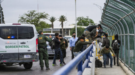 Congresistas bipartidistas respaldan proyecto que fuerza a Biden extender control fronterizo de emergencia