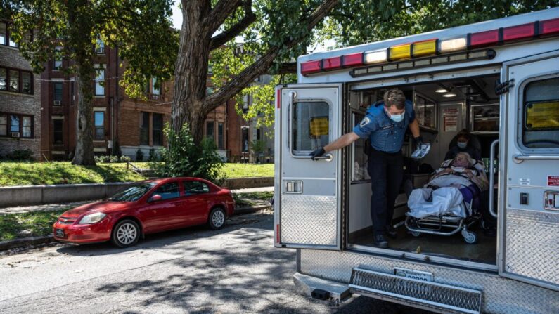 Los paramédicos de Louisville Metro EMS atienden a una mujer que se sospecha que está experimentando una emergencia por COVID-19 grave en una ambulancia en Louisville, Kentucky, el 6 de septiembre de 2021. (Jon Cherry/Getty Images)