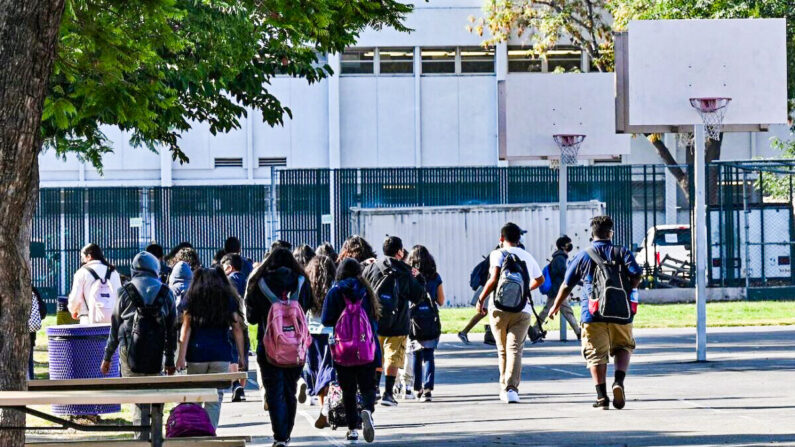 Los estudiantes se dirigen a sus aulas en una escuela preparatoria pública de Los Ángeles, el 10 de septiembre de 2021. (Robyn Beck/AFP vía Getty Images)
