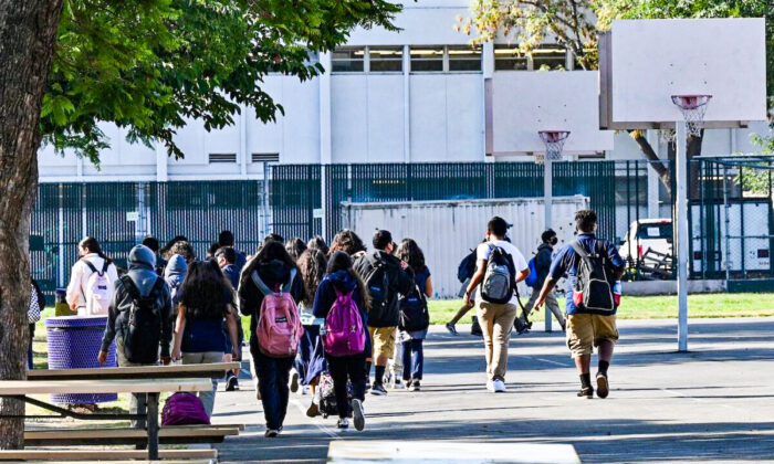 Estudiantes se dirigen a sus aulas en una escuela secundaria pública de Los Ángeles, el 10 de septiembre de 2021. (Robyn Beck/AFP vía Getty Images)