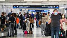 Juez federal anula orden de mascarillas de los CDC para aviones y viajes