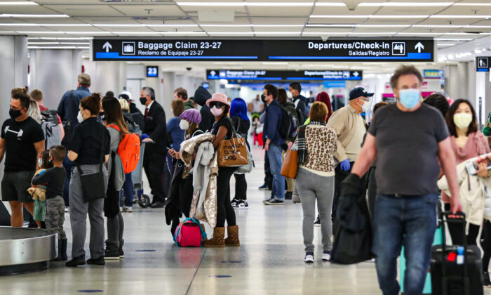 Los viajeros recogen su equipaje tras llegar al Aeropuerto Internacional de Miami en un avión procedente de Nueva York el 1 de febrero de 2021, en Miami, Florida. (Joe Raedle/Getty Images)