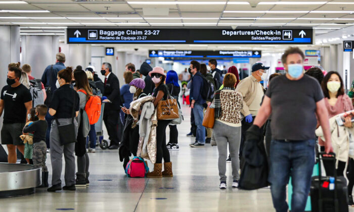 Viajeros recogen su equipaje tras llegar al Aeropuerto Internacional de Miami en un avión procedente de Nueva York el 1 de febrero de 2021, en Miami, Florida. (Joe Raedle/Getty Images)