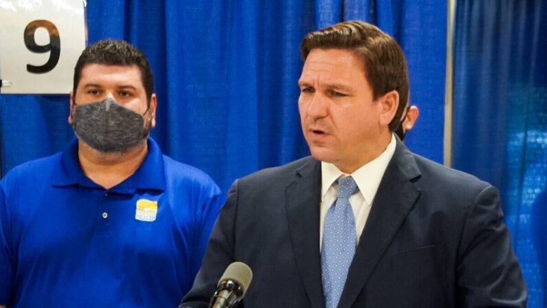 El gobernador de Florida, Ron DeSantis, habla con los periodistas durante una conferencia de prensa en la que se inaugura un centro de infusión en el condado de Charlotte, Florida. (Jann Falkenstern/The Epoch Times)