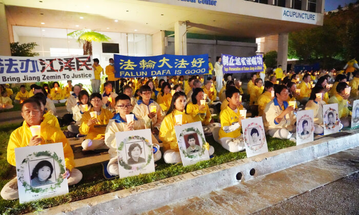 Cientos se reúnen frente al consulado chino en Los Ángeles, el 23 de abril de 2022, para conmemorar el 23º aniversario de la petición pacífica de 10,000 practicantes de Falun Gong en China. (Debora Cheng/The Epoch Times)
