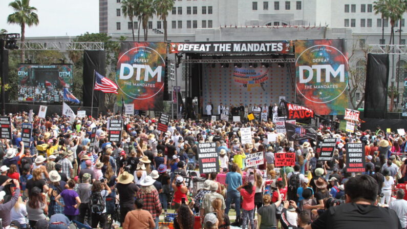 Miles de personas se reúnen para la manifestación "Derrotar los mandatos" en Los Ángeles el 10 de abril de 2022. (Brad Jones/The Epoch Times)