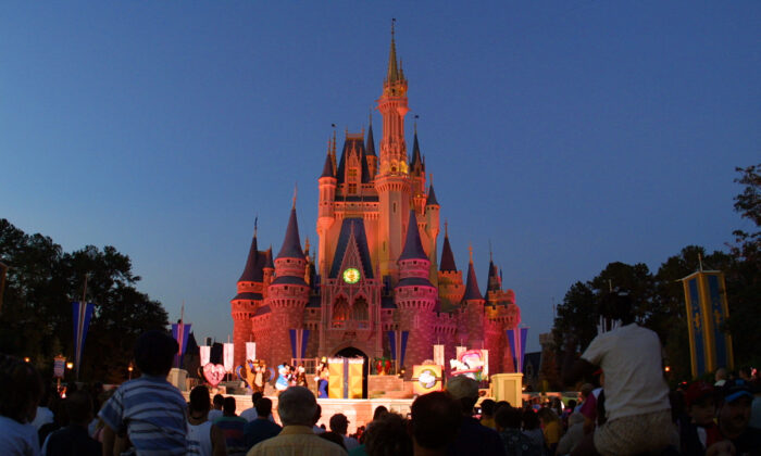 Los clientes del parque ven un espectáculo frente al Castillo de la Cenicienta, en el Reino Mágico de Walt Disney World, en Orlando, Florida, en esta foto de archivo. (Joe Raedle/Getty Images)
