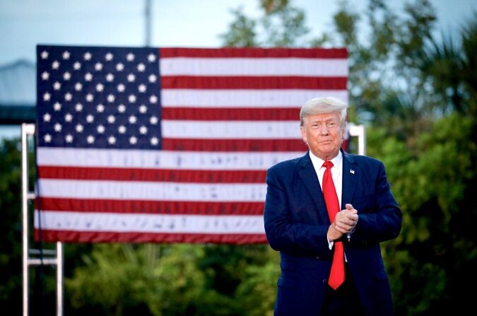 El expresidente de Estados Unidos, Donald Trump, llega para dar un mitin en Sarasota, Florida, el 3 de julio de 2021. (Eva Marie Uzcategui/Getty Images)
