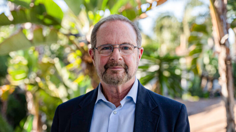 Robert Epstein, psicólogo investigador principal del Instituto Americano de Investigación y Tecnología del Comportamiento, en California el 28 de marzo de 2022. (York Du/The Epoch Times)
