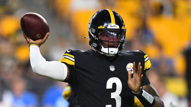 Dwayne Haskins de los Steelers de Pittsburgh busca un pase durante el último cuarto contra los Detroit Lions en el Heinz Field de Pittsburgh, el 21 de agosto de 2021. (Joe Sargent/Getty Images)