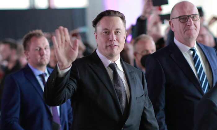 Elon Musk (C), CEO de Tesla, asiste a la inauguración oficial de la nueva planta de fabricación de coches eléctricos de Tesla cerca de Gruenheide, Alemania, el 22 de marzo de 2022. (Christian Marquardt/Pool/Getty Images)