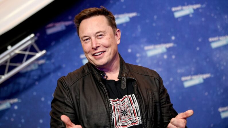 Elon Musk, propietario de SpaceX y consejero delegado de Tesla, posa a su llegada a la alfombra roja de la ceremonia de los premios Axel Springer, en Berlín, el 1 de diciembre de 2020. (Britta Pederson/POOL/AFP vía Getty Images)
