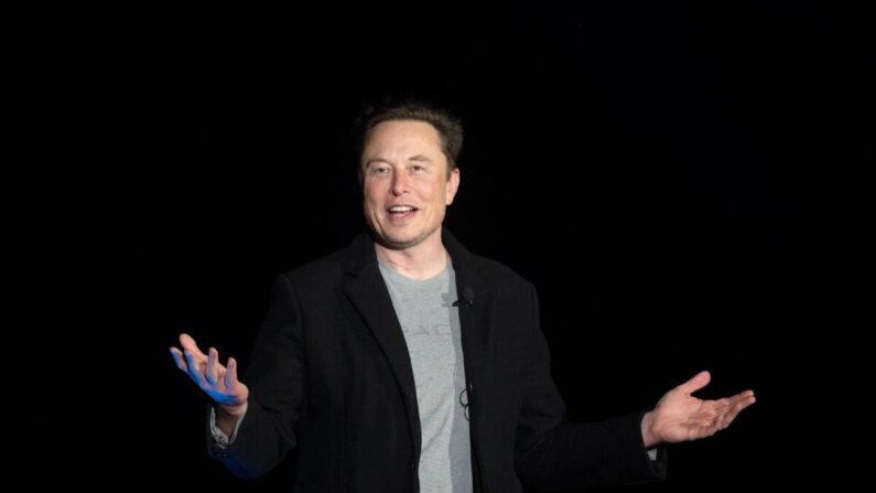 Elon Musk gesticula mientras habla durante una rueda de prensa en las instalaciones de SpaceX, cerca de Boca Chica Village, en el sur de Texas, el 10 de febrero de 2022. (Jim Watson/AFP vía Getty Images)