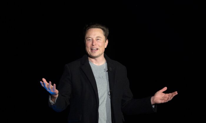 Elon Musk durante una rueda de prensa en las instalaciones de la Starbase de SpaceX, cerca del pueblo de Boca Chica, en el sur de Texas, el 10 de febrero de 2022. (JIM WATSON/AFP vía Getty Images)